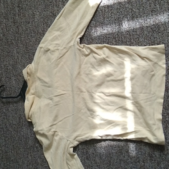 Mid-sleeve yellow Abercrombie top - Picture 2 of 3